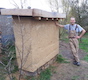 Insektenhotel aus Lehmwellermasse mit Dachbegrnung